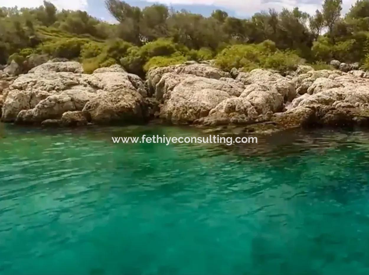 Die Zum Verkauf Stehende Insel Im Golf Von Gökova Im Bezirk Marmaris Hat Eine Grundstücksfläche Von 365000M2 Und Es Befindet Sich Ein Eingetragenes Haus Darin.