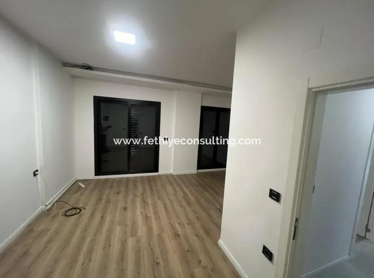 Marmaris Merkezinde Şık Site İçerisinde Giriş Kat Bahçeli Lüks 3 Oda 1 Salon Otoparklı Satılık Daire