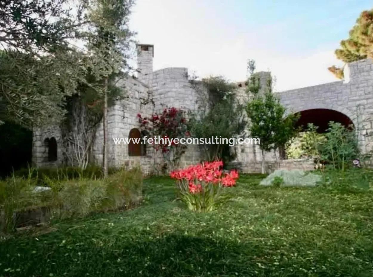 Marmaris Bölgesinde 81000M2  Satılık Ada 31000M2 Tapu İçerisinde Yasal Evi Bulunan Resmi Elektrik Su Mevcut Malikane