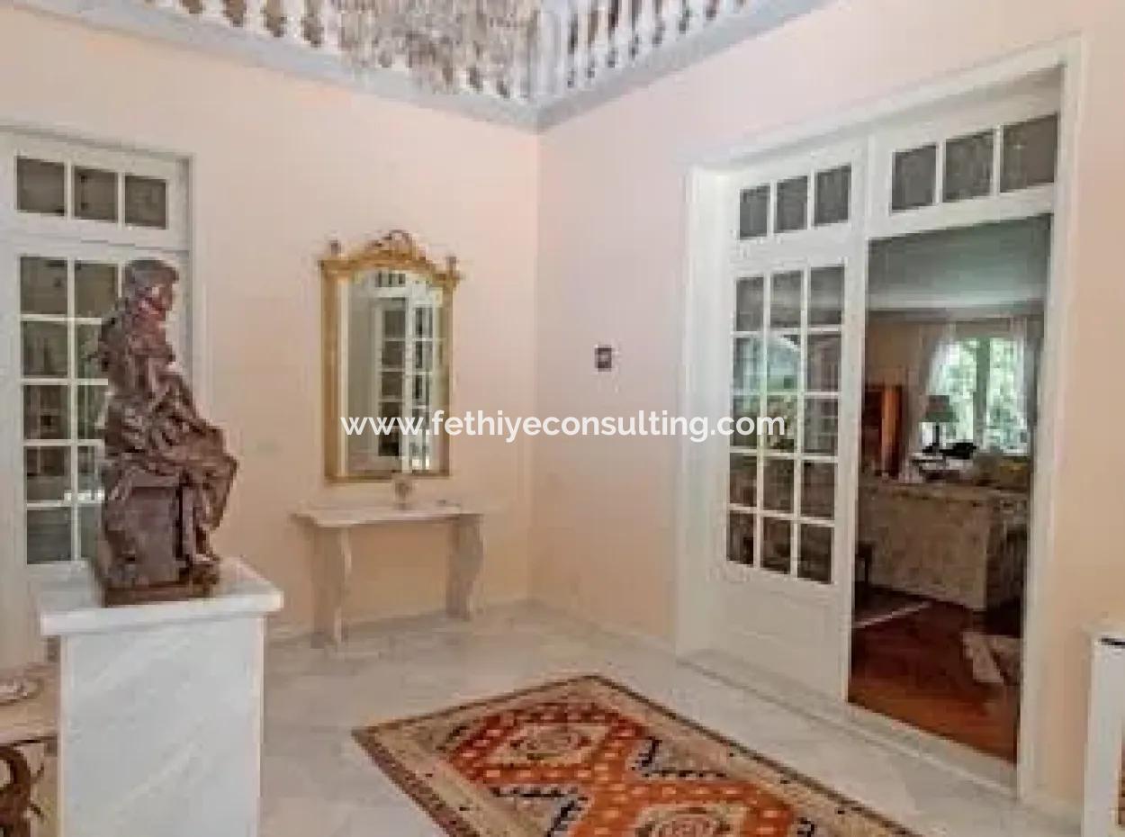 Marmaris Merkezinden 10 Km Uzaklıkta Fransız Mimarisi İle İnşaa Edilmiş Çiftlik Evi Satılıktır.